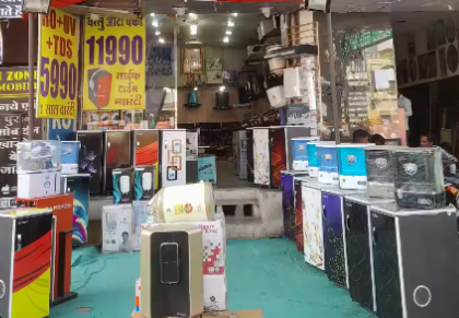 Team at Rajendra Electronics, the best appliance dealer in Ratlam Nahar Pura